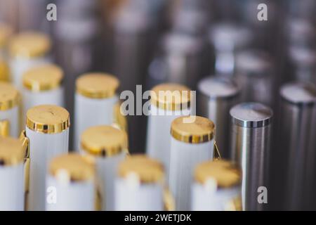 Vintage-Schreibmaschine in Nahaufnahme: Altmodische Maschine mit Metalltasten zum Schreiben von Buchstaben und Schreiben im Retro-Büro Stockfoto