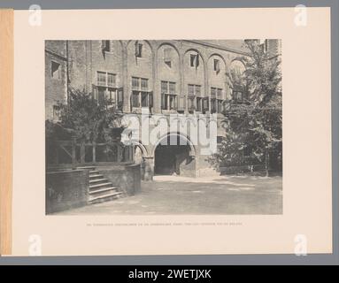 Blick auf das nördliche Tor der Abtei Middelburg, Gebroeders van Straaten, ca. 1900 fotomechanischer Druck dieser Druck ist Teil eines Covers mit acht hellen Drucken. Papierkollotypabtei, Kloster, Kloster  römisch-katholische Kirche. Innenhof. Tor, Eingang Abtei von Middelburg Stockfoto