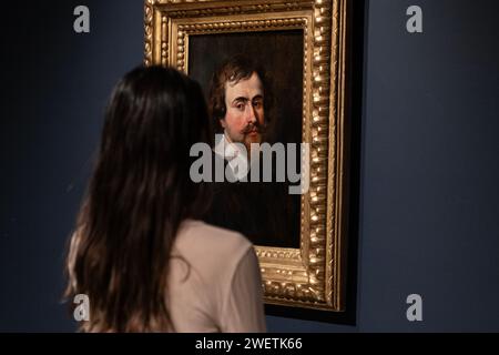 Eine Frau, die Examination Self Porträt von Peter Paul Rubens gesehen hat, wurde im Rahmen der Sotheby's Annual Masters Week Sales bei Sotheby's in New York während einer Pressevorschau am 26. Januar 2024 versteigert Stockfoto