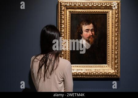 New York, USA. Januar 2024. Eine Frau, die Examination Self Porträt von Peter Paul Rubens gesehen hat, wurde im Rahmen der Sotheby's Annual Masters Week Sales bei Sotheby's in New York während einer Pressevorschau am 26. Januar 2024 versteigert. (Foto: Lev Radin/SIPA USA) Credit: SIPA USA/Alamy Live News Stockfoto