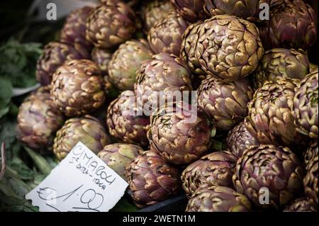 Cimaroli Carcoifi, Artischocken zum Verkauf auf einem Markt in Rom, Italien Stockfoto