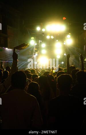 Leute tanzen auf der DJ-Party Stockfoto