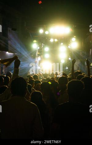 Leute tanzen auf der DJ-Party Stockfoto