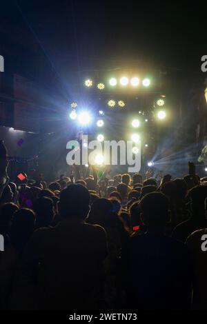 Leute tanzen auf der DJ-Party Stockfoto