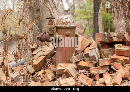 Alter Hydrant, umgeben von Schutt Stockfoto