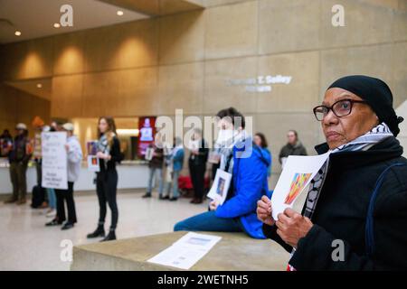 Bloomington, Usa. Januar 2024. Die Demonstranten halten Plakate, auf denen ihre Meinung während der Demonstration zum Ausdruck gebracht wird. Demonstranten füllen das Atrium des Sidney and Lois Eskenazi Museum of Art: Indiana University, um gegen die Absage einer bevorstehenden Ausstellung für die palästinensische Künstlerin Samia Halaby in Bloomington zu protestieren. Halaby, 87 Jahre alt, hat sich für ihre Unterstützung der Palästinenser ausgesprochen. (Foto: Jeremy Hogan/SOPA Images/SIPA USA) Credit: SIPA USA/Alamy Live News Stockfoto