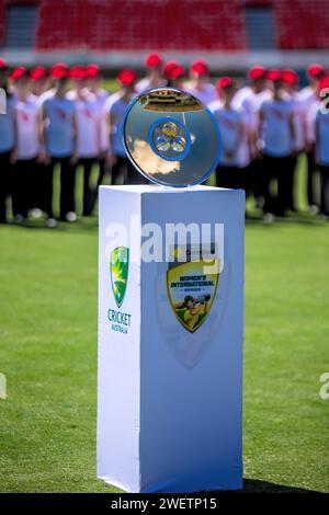 Canberra, Australien, 27. Januar 2024. Die T20-Trophäe wird während des ersten Spiels der Women's T20 International Series zwischen Australien und West Indies im Manuka Oval am 27. Januar 2024 in Canberra, Australien, gezeigt. Quelle: Santanu Banik/Speed Media/Alamy Live News Stockfoto