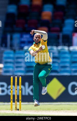 Canberra, Australien, 27. Januar 2024. Nonkululeko Mlaba of South Africa Bowls während des ersten Spiels der Women's T20 International Series zwischen Australien und West Indies im Manuka Oval am 27. Januar 2024 in Canberra, Australien. Quelle: Santanu Banik/Speed Media/Alamy Live News Stockfoto