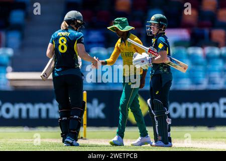 Canberra, Australien, 27. Januar 2024. Spieler schütteln sich die Hand nach dem ersten Spiel der Women's T20 International Series zwischen Australien und West Indies im Manuka Oval am 27. Januar 2024 in Canberra, Australien. Quelle: Santanu Banik/Speed Media/Alamy Live News Stockfoto