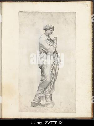 Statue einer gekleideten Frau, 1636 - 1647 Druck Statue einer stehenden Frau in klassischem Gewand. In der Mitte des Wappens von Vincenzo Giustiniani. Print ist Teil eines Albums mit einer Serie von Drucken zu den Skulpturen der Sammlung in der Galleria Giustiniani in Rom. Papiergravurstück einer Skulptur, Reproduktion eines Skulpturenstücks. Weibliche Personen aus der klassischen Geschichte Stockfoto