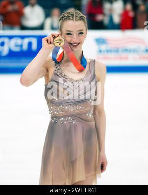 Columbus, Ohio, Usa. Januar 2024. Amber Glenn zeigt ihre Goldmedaille, nachdem sie den Meisterschaftswettbewerb der Frauen bei den US-Eiskunstlauf-Meisterschaften gewonnen hat. Quelle: Brent Clark/Alamy Live News Stockfoto