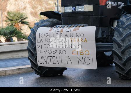 Auf einem Traktor ist ein Schild zu sehen, auf dem steht: "Wenn sie unser Land wegnehmen, nehmen sie ihr Essen weg. Nehmen Sie an der Demonstration Teil. Die ursprünglich in Frankreich, Deutschland und Rumänien ausgelösten Proteste haben nun Italien erreicht, unter Beteiligung von Landwirten aus verschiedenen Regionen, darunter Molise. Die Landwirte haben sich zusammengefunden, um ihre Ablehnung der neuen Gemeinschaftsrichtlinien zu äußern, wobei sie sich auf die steigenden Kosten für landwirtschaftlichen Dieselkraftstoff und Rohstoffe, den unlauteren Wettbewerb durch internationale Produkte und die Umweltpolitik der Europäischen Union konzentrieren. (Foto von Elena Vizzoca Stockfoto