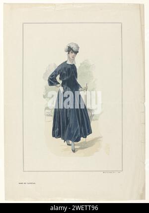 Illustrated Fashion, 1916, Nr. 7: Taffeta-Kleid, 1916 Stehende Frau in einem blauen Kleid von einer taf-Seite mit spitzem Körper und einem breiten knöchellangen Rock. Bolero (?) Mit abgerundeten Vordergebäuden, an den Schultern und am Saum mit Kugeln verziert. Stehkragen und mit derselben Dekoration untergetaucht. Zubehör: Hut mit Feder verziert, Wanderstock, der auch als Sonnenschirm verwendet werden kann, Handschuhe, zweifarbige Schuhe mit Absätzen. Druck aus dem Modemagazin La Mode Illustrée (1860-1937). Papierteller. Kleid, Kleid (+ Damenkleidung). Kopfbedeckung: Hut (+ Damenbekleidung). Gehen Stockfoto