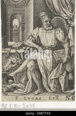 Evangelist Luke, Abraham Bruyn, 1578 drucken der Evangelist Lucas in seinem Arbeitszimmer. Er kontrolliert sein Evangelium. Neben ihm befindet sich das OS, das symbolische Tier seines Evangeliums. Papiergravur St.. Lukas schreibt sein Evangelium, normalerweise ein (geflügeltes) Ochsengeschenk Stockfoto