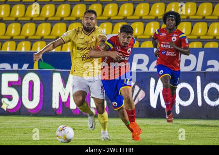 Pasto, Kolumbien. Januar 2024. Deportes Tolima Juan Pablo Nieto (L) kämpft mit Diego Chavez von Deportivo Pasto beim Spiel Deportivo Pasto (1) gegen Deportes Tolima (4) im La Libertad Stadium in Pasto, Kolumbien, am 26. Januar 2024. Foto: Sebastian Maya/Long Visual Press Credit: Long Visual Press/Alamy Live News Stockfoto