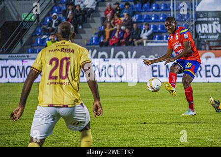 Pasto, Kolumbien. Januar 2024. Deportes Tolima Junion Hernandez (L) und Deportivo Pastos Victor Danilo Mejia (R) während des Spiels Deportivo Pasto (1) gegen Deportes Tolima (4) im La Libertad Stadium in Pasto, Kolumbien, 26. Januar 2024. Foto: Sebastian Maya/Long Visual Press Credit: Long Visual Press/Alamy Live News Stockfoto