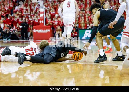 Madison, WI, USA. Januar 2024. Mady Sissoko (22) spielt im NCAA-Basketballspiel zwischen den Michigan State Spartans und den Wisconsin Badgers im Kohl Center in Madison, WI, gegen Steven Crowl (22). Darren Lee/CSM/Alamy Live News Stockfoto