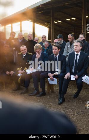 Die Minister hören den Landwirten zu. Premierminister Gabriel Attal, Umweltminister Christophe Bechu und Landwirtschaftsminister Marc Fesneau auf der Rinderfarm Ludovic Clavet in Montastruc de Salies in Haute-Garonne, um mit den Landwirten zu sprechen und ihre Bedenken zu äußern. Frankreich, Montastruc-de-Salies am 26. Januar 2024. Der französische Premierminister versuchte, die Wut der französischen Landwirte bei einem Besuch in der Region Haute-Garonne am Freitag zu mildern, indem er seine Regierung versprach, dem Sektor Priorität einzuräumen und Pläne zur Senkung einer wichtigen Steuerbefreiung für die Landwirtschaft fallen zu lassen. In seiner ersten großen Krise als Premierminister Gabriel Attal Stockfoto