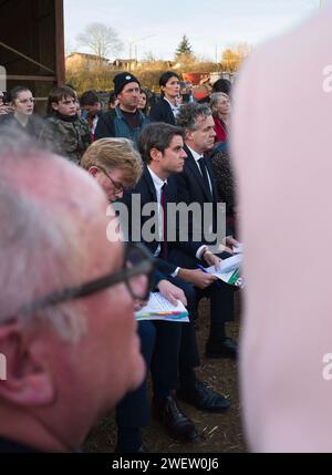 Die Minister hören den Landwirten zu. Premierminister Gabriel Attal, Umweltminister Christophe Bechu und Landwirtschaftsminister Marc Fesneau auf der Rinderfarm Ludovic Clavet in Montastruc de Salies in Haute-Garonne, um mit den Landwirten zu sprechen und ihre Bedenken zu äußern. Frankreich, Montastruc-de-Salies am 26. Januar 2024. Der französische Premierminister versuchte, die Wut der französischen Landwirte bei einem Besuch in der Region Haute-Garonne am Freitag zu mildern, indem er seine Regierung versprach, dem Sektor Priorität einzuräumen und Pläne zur Senkung einer wichtigen Steuerbefreiung für die Landwirtschaft fallen zu lassen. In seiner ersten großen Krise als Premierminister Gabriel Attal Stockfoto