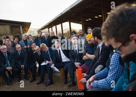 Die Minister hören den Landwirten zu. Premierminister Gabriel Attal, Umweltminister Christophe Bechu und Landwirtschaftsminister Marc Fesneau auf der Rinderfarm Ludovic Clavet in Montastruc de Salies in Haute-Garonne, um mit den Landwirten zu sprechen und ihre Bedenken zu äußern. Frankreich, Montastruc-de-Salies am 26. Januar 2024. Der französische Premierminister versuchte, die Wut der französischen Landwirte bei einem Besuch in der Region Haute-Garonne am Freitag zu mildern, indem er seine Regierung versprach, dem Sektor Priorität einzuräumen und Pläne zur Senkung einer wichtigen Steuerbefreiung für die Landwirtschaft fallen zu lassen. In seiner ersten großen Krise als Premierminister Gabriel Attal Stockfoto