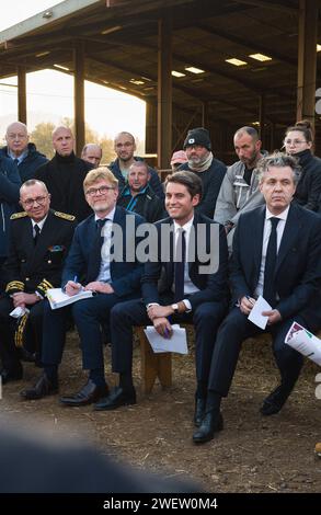 Die Minister hören den Landwirten zu. Premierminister Gabriel Attal, Umweltminister Christophe Bechu und Landwirtschaftsminister Marc Fesneau auf der Rinderfarm Ludovic Clavet in Montastruc de Salies in Haute-Garonne, um mit den Landwirten zu sprechen und ihre Bedenken zu äußern. Frankreich, Montastruc-de-Salies am 26. Januar 2024. Der französische Premierminister versuchte, die Wut der französischen Landwirte bei einem Besuch in der Region Haute-Garonne am Freitag zu mildern, indem er seine Regierung versprach, dem Sektor Priorität einzuräumen und Pläne zur Senkung einer wichtigen Steuerbefreiung für die Landwirtschaft fallen zu lassen. In seiner ersten großen Krise als Premierminister Gabriel Attal Stockfoto