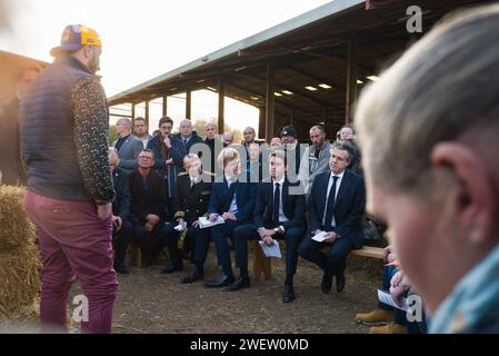 Die Minister hören den Landwirten zu. Premierminister Gabriel Attal, Umweltminister Christophe Bechu und Landwirtschaftsminister Marc Fesneau auf der Rinderfarm Ludovic Clavet in Montastruc de Salies in Haute-Garonne, um mit den Landwirten zu sprechen und ihre Bedenken zu äußern. Frankreich, Montastruc-de-Salies am 26. Januar 2024. Der französische Premierminister versuchte, die Wut der französischen Landwirte bei einem Besuch in der Region Haute-Garonne am Freitag zu mildern, indem er seine Regierung versprach, dem Sektor Priorität einzuräumen und Pläne zur Senkung einer wichtigen Steuerbefreiung für die Landwirtschaft fallen zu lassen. In seiner ersten großen Krise als Premierminister Gabriel Attal Stockfoto