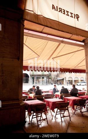 Abendessen in einer Pizzeria in Treviso, auf dem Hauptplatz in der Region Veneto in Italien Stockfoto