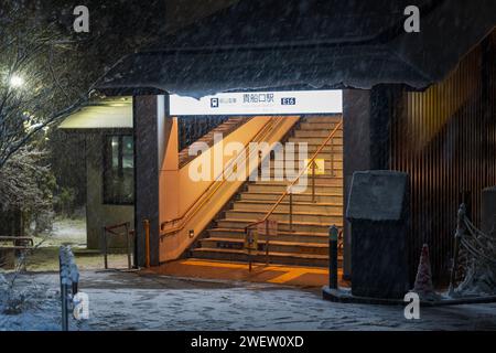 Kyoto, Japan - 24. Januar 2024 : Eingang des Bahnhofs Kibuneguchi in einer verschneiten Winternacht. Stockfoto