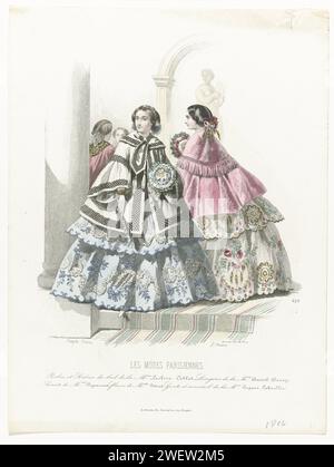 Les Modes Parisiennes, 1856, Nr. 673: Kleider und Ausflüge (...), 1856 zwei Frauen, von denen eine sah, in einem Saal. Nach der Überschrift: Baljapons und 'Sorties' für einen Ball von der Firma Leclerc Collot. Unten einige Zeilen mit Werbetexten für verschiedene Produkte. Druck aus dem Modemagazin Les Modes Parisiennes (1843-1885). Papiergravur von Modetafeln. Mantel (KURZER MANTEL) (+ Damenkleidung). Kopfbedeckung (+ Damenkleidung). Kleid, Kleid: Ballkleid (+ Damenkleidung). Handschuhe, Fäustlinge usw. (+ Damenkleidung). Fan (+ Damenkleidung). Schnittblumen, Nasenbluten, Blumenstrauß. Diadem, Diadem Stockfoto