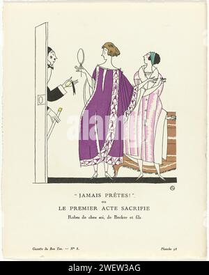 Gazette du Bon Ton, 1920 - Nr. 8, pl. 58: „Nie bereit!“ / Oder / der erste Akt Opfer / Kleider von zu Hause, von Becker et fils, Charles Martin, 1920 zwei stehende Frauen mit Handspiegel und Puderbox, gekleidet in Kleider für das Haus, von Becker et fils. In der Tür ein Mann mit einer Taschenuhr in der linken Hand und einem Gehstock in der rechten Hand. Planche 58 aus Gazette du Bon Ton 1920, Nr. 8. Erläuterung der Kleidung auf Seite „Explication des Planches“. Papier Buchdruck, der Modeplatten druckt. Kleid, Kleid (+ Damenkleidung). Stickerei (Ornamentik). In den Spiegel schauen Stockfoto