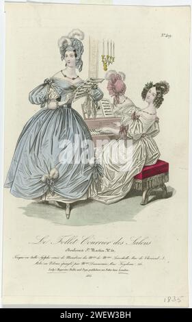 Le Follet Courrier des Salons, 1835, Nr. 409: Tulle Toque Sylph (...), 1835 Eine Frau hinter einem Klavier und eine Frau mit Noten in den Händen in einem Innenraum. Nach der Überschrift: Toque van 'Tulle Sylphe' dekoriert mit Marabo-Vorräten aus den Larochelle-Läden. Japon von 'Velor épinglé' von Duwavran. Druck aus dem Modemagazin Le Follet Courrier des Salons (November 1829-Oktober 1882). Papiergravur von Modetafeln. Kleid, Kleid: Abendkleid (+ Damenkleidung). Pianoforte (+ Künstler bei der Arbeit). Musiker, die Sänger begleiten. Notation von Musik. Kopfbedeckung: Haube (+ Damenkleidung Stockfoto