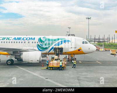 Manila, Philippinen - 8. Juli 2017: Ladung wird auf einen Cebu Pacific Airbus A320 am Terminal 3 des Ninoy Aquino International Airport in Pasay City geladen. Stockfoto