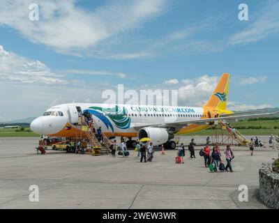 General Santos City, Philippinen - 8. Juli 2017: Passagiere, die einen Cebu Pacific Airbus A320 NEO am General Santos International Airport o verlassen Stockfoto