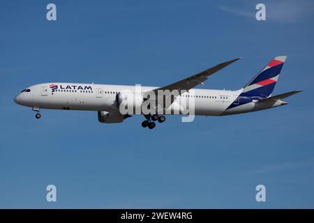 LATAM-Fluggesellschaft Boeing 787 Landung Stockfoto