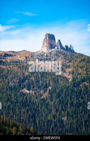 Atemberaubende Aussicht auf die fünf steilen Felsen der Felsformation ¨Cinque Torri¨ in den italienischen Dolomiten. Stockfoto