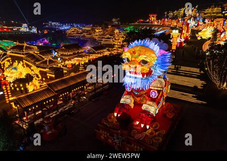 (240127) -- PEKING, 27. Januar 2024 (Xinhua) -- ein Luftdrohnenfoto vom 26. Januar 2024 zeigt Lichtinstallationen für eine bevorstehende Laterne-Show in Zigong, südwestchinesischer Provinz Sichuan. Die Stadt Zigong ist bekannt für die große Anzahl von Dinosaurierfossilien, die in den vergangenen Jahrzehnten entdeckt wurden. Laternen-Shows in Zigong gehen auf die Dynastien Tang (618–907) und Song (960–1279) zurück, die sich seit 1987 zu einer internationalen kulturellen Aktivität mit Auftritten und Nachtmärkten entwickelt haben. Die 30. Internationale Dinosaur Lantern Show mit High-Tech-Installationen Stockfoto