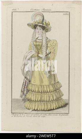 Journal of Ladies and Fashion, Pariser Kostüm, 30. September 1825, (2351): Holzhut (...), 1825 stehende Frau in einem Kreppkleid. Auf dem Kopf verzierte ein Hut mit Satinbändern, Federn des Paradiesvogels und Blondinen (Spulenspulen). Weiteres Zubehör: Halskette bestehend aus zwei Kordeln, Handschuhe, Armbänder um beide Handgelenke, Fächer, Taschentuch, Schal mit Fransen, Schuh. Der Druck ist Teil des Modemagazins Journal des Dames et des Modes, herausgegeben von Pierre de la Mésangère, Paris, 1797–1839. Papiergravur von Modetafeln. Kleid, Kleid (+ Damenkleidung). Kopf-GE Stockfoto