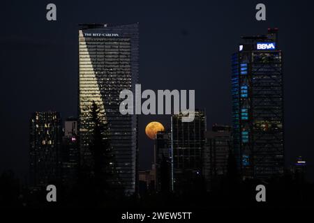 Peking, China. Januar 2024. Dieses Foto, aufgenommen am 25. Januar 2024, zeigt den Vollmondaufgang über Mexiko-Stadt, Mexiko. Quelle: Francisco Canedo/Xinhua/Alamy Live News Stockfoto