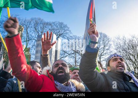 Den Haag, Südholland, Niederlande. Februar 2014. Palästinenser mit Flaggen beobachten eine Live-Übertragung während des heutigen ersten Urteils des Internationalen Gerichtshofs (ICJ) über Israels Gaza-Krieg. Der IStGH in den Haag ordnete Israel am Freitag an, während seines Konflikts mit der Hamas keinerlei Völkermord an Palästinensern im Gazastreifen zu verwehren und Beweise für die Vorwürfe des Völkermords aufzubewahren. (Credit Image: © Charles M. Vella/SOPA images via ZUMA Press Wire) NUR REDAKTIONELLE VERWENDUNG! Nicht für kommerzielle ZWECKE! Stockfoto