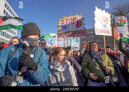 Den Haag, Südholland, Niederlande. Februar 2014. Die junge Klimaaktivistin Greta Thunberg in der Mitte nimmt an dem propalästinensischen Protest Teil, umgeben von Plakaten, während der heutigen ersten Entscheidung des Internationalen Gerichtshofs (ICJ) über Israels Gaza-Krieg. Der IStGH in den Haag ordnete Israel am Freitag an, während seines Konflikts mit der Hamas keinerlei Völkermord an Palästinensern im Gazastreifen zu verwehren und Beweise für die Vorwürfe des Völkermords aufzubewahren. (Credit Image: © Charles M. Vella/SOPA images via ZUMA Press Wire) NUR REDAKTIONELLE VERWENDUNG! Nicht für kommerzielle ZWECKE! Stockfoto