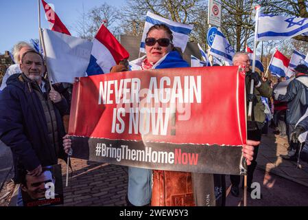 Den Haag, Südholland, Niederlande. Februar 2014. Israelische Unterstützerin mit einem Banner, das ihre Meinung zum Ausdruck bringt, während der heutigen ersten Entscheidung des Internationalen Gerichtshofs (ICJ) über Israels Gaza-Krieg. Der IStGH in den Haag ordnete Israel am Freitag an, während seines Konflikts mit der Hamas keinerlei Völkermord an Palästinensern im Gazastreifen zu verwehren und Beweise für die Vorwürfe des Völkermords aufzubewahren. (Credit Image: © Charles M. Vella/SOPA images via ZUMA Press Wire) NUR REDAKTIONELLE VERWENDUNG! Nicht für kommerzielle ZWECKE! Stockfoto