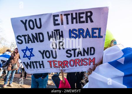 Den Haag, Südholland, Niederlande. Februar 2014. Israelische Unterstützerin mit einem Banner, das ihre Meinung zum Ausdruck bringt, während des heutigen ersten Urteils des Internationalen Gerichtshofs (ICJ) zum Gaza-Krieg von IsraelÃ. Der IStGH in den Haag ordnete Israel am Freitag an, während seines Konflikts mit der Hamas keinerlei Völkermord an Palästinensern im Gazastreifen zu verwehren und Beweise für die Vorwürfe des Völkermords aufzubewahren. (Credit Image: © Charles M. Vella/SOPA images via ZUMA Press Wire) NUR REDAKTIONELLE VERWENDUNG! Nicht für kommerzielle ZWECKE! Stockfoto