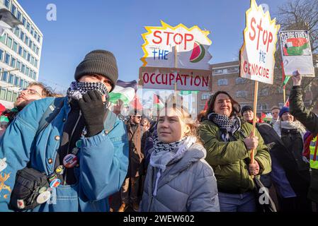 Den Haag, Südholland, Niederlande. Februar 2014. Die junge Klimaaktivistin Greta Thunberg im Zentrum nimmt an dem von Plakaten umgebenen pro-palästinensischen Protest Teil, während der heutigen ersten Entscheidung des Internationalen Gerichtshofs (ICJ) über den israelischen Gaza-Krieg. Der IStGH in den Haag ordnete Israel am Freitag an, während seines Konflikts mit der Hamas keinerlei Völkermord an Palästinensern im Gazastreifen zu verwehren und Beweise für die Vorwürfe des Völkermords aufzubewahren. (Credit Image: © Charles M. Vella/SOPA images via ZUMA Press Wire) NUR REDAKTIONELLE VERWENDUNG! Nicht für kommerzielle ZWECKE! Stockfoto