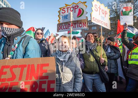 Den Haag, Südholland, Niederlande. Februar 2014. Die junge Klimaaktivistin Greta Thunberg, ganz links, nimmt an dem von Plakaten umgebenen pro-palästinensischen Protest Teil, während der heutigen ersten Entscheidung des Internationalen Gerichtshofs (ICJ) über den israelischen Gaza-Krieg. Der IStGH in den Haag ordnete Israel am Freitag an, während seines Konflikts mit der Hamas keinerlei Völkermord an Palästinensern im Gazastreifen zu verwehren und Beweise für die Vorwürfe des Völkermords aufzubewahren. (Credit Image: © Charles M. Vella/SOPA images via ZUMA Press Wire) NUR REDAKTIONELLE VERWENDUNG! Nicht für kommerzielle ZWECKE! Stockfoto