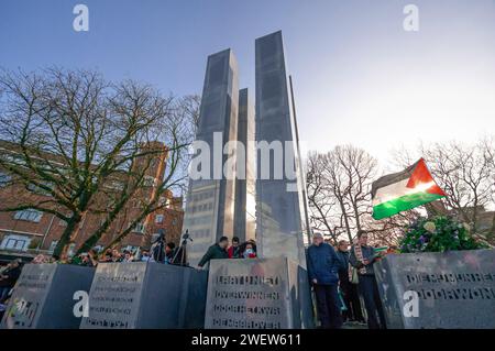 Den Haag, Niederlande. Januar 2024. Palästinensische Unterstützung durch das Holocaust-Mahnmal in den Haag, mit Fahnen und Spruchbändern, während der heutigen ersten Entscheidung des Internationalen Gerichtshofs (ICJ) über den israelischen Gaza-Krieg. Der IStGH in den Haag ordnete Israel am Freitag an, während seines Konflikts mit der Hamas keinerlei Völkermord an Palästinensern im Gazastreifen zu verwehren und Beweise für die Vorwürfe des Völkermords aufzubewahren. (Foto: Charles M. Vella/SOPA Images/SIPA USA) Credit: SIPA USA/Alamy Live News Stockfoto