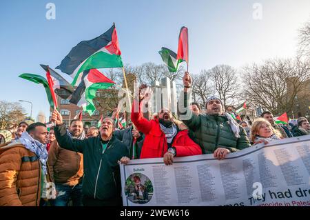 Den Haag, Niederlande. Januar 2024. Palästinenser mit Flaggen, Spruchbändern und Plakaten treffen sich, um die Live-Übertragung des heutigen Urteils des Internationalen Gerichtshofs (ICJ) über Israels Gaza-Krieg zu beobachten. Der IStGH in den Haag ordnete Israel am Freitag an, während seines Konflikts mit der Hamas keinerlei Völkermord an Palästinensern im Gazastreifen zu verwehren und Beweise für die Vorwürfe des Völkermords aufzubewahren. (Foto: Charles M. Vella/SOPA Images/SIPA USA) Credit: SIPA USA/Alamy Live News Stockfoto