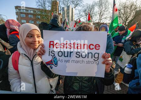 Den Haag, Niederlande. Januar 2024. Zwei junge palästinensische Anhänger mit Plakaten äußern ihre Meinung während des heutigen ersten Urteils des Internationalen Gerichtshofs (ICJ) zum israelischen Gaza-Krieg. Der IStGH in den Haag ordnete Israel am Freitag an, während seines Konflikts mit der Hamas keinerlei Völkermord an Palästinensern im Gazastreifen zu verwehren und Beweise für die Vorwürfe des Völkermords aufzubewahren. (Foto: Charles M. Vella/SOPA Images/SIPA USA) Credit: SIPA USA/Alamy Live News Stockfoto