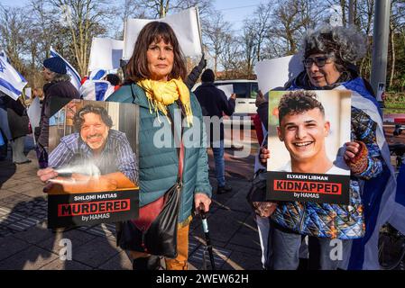 Den Haag, Südholland, Niederlande. Februar 2014. Zwei israelische Unterstützerinnen mit Fotos von Hamas-Opfern, während der heutigen ersten Entscheidung des Internationalen Gerichtshofs (ICJ) über Israels Gaza-Krieg. Der IStGH in den Haag ordnete Israel am Freitag an, während seines Konflikts mit der Hamas keinerlei Völkermord an Palästinensern im Gazastreifen zu verwehren und Beweise für die Vorwürfe des Völkermords aufzubewahren. (Credit Image: © Charles M. Vella/SOPA images via ZUMA Press Wire) NUR REDAKTIONELLE VERWENDUNG! Nicht für kommerzielle ZWECKE! Stockfoto