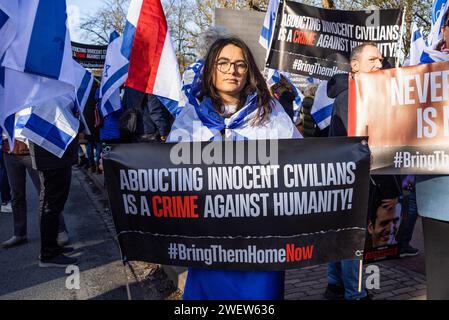 Den Haag, Südholland, Niederlande. Februar 2014. Israelische Unterstützerin mit einem Banner, das ihre Meinung zum Ausdruck bringt, während des heutigen ersten Urteils des Internationalen Gerichtshofs (ICJ) zum Gaza-Krieg von IsraelÃ. Der IStGH in den Haag ordnete Israel am Freitag an, während seines Konflikts mit der Hamas keinerlei Völkermord an Palästinensern im Gazastreifen zu verwehren und Beweise für die Vorwürfe des Völkermords aufzubewahren. (Credit Image: © Charles M. Vella/SOPA images via ZUMA Press Wire) NUR REDAKTIONELLE VERWENDUNG! Nicht für kommerzielle ZWECKE! Stockfoto