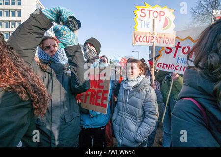 Den Haag, Niederlande. Januar 2024. Die junge Klimaaktivistin Greta Thunberg, ganz links, nimmt an dem von Plakaten umgebenen pro-palästinensischen Protest Teil, während der heutigen ersten Entscheidung des Internationalen Gerichtshofs (ICJ) über den israelischen Gaza-Krieg. Der IStGH in den Haag ordnete Israel am Freitag an, während seines Konflikts mit der Hamas keinerlei Völkermord an Palästinensern im Gazastreifen zu verwehren und Beweise für die Vorwürfe des Völkermords aufzubewahren. Quelle: SOPA Images Limited/Alamy Live News Stockfoto